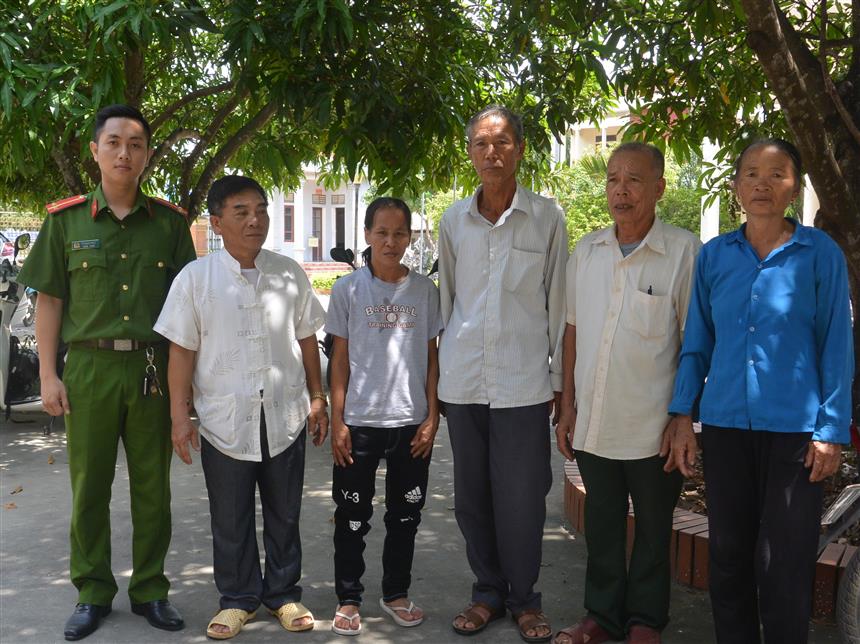 Phòng Cảnh sát Hình sự bàn giao nạn nhân Hồ Thị Hiền, bị lừa bán sang Trung Quốc hơn 20 năm cho gia đình