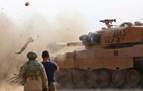 Binh sỹ Thổ Nhĩ Kỳ ở phía Đông Ras al-Ain đang giám sát xe tăng nã pháo vào các vị trí của lực lượng do người Kurd dẫn đầu (Ảnh: AFP)