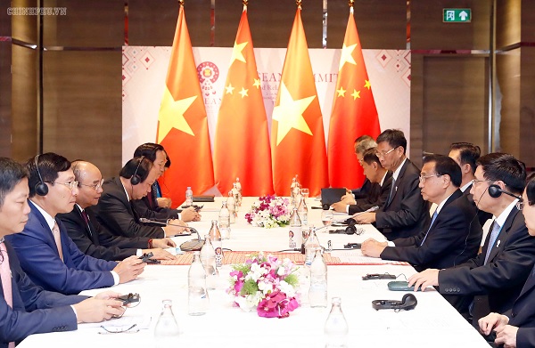 Thủ tướng Nguyễn Xuân Phúc gặp Thủ tướng Quốc vụ viện Trung Quốc Lý Khắc Cường. - Ảnh: VGP