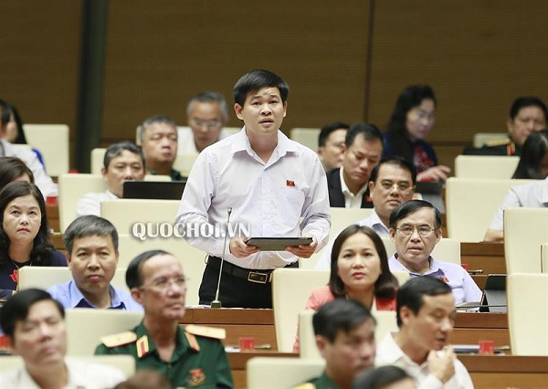 Đại biểu Sần Sín Sỉnh - Đoàn ĐBQH tỉnh Lào Cai đặt câu hỏi chất vấn