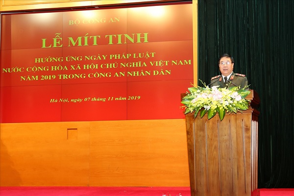 Trung tướng Nguyễn Ngọc Anh, Cục trưởng Cục Pháp chế và cải cách hành chính, tư pháp Bộ Công an phát biểu tại Lễ Mít tinh.