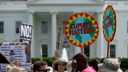 Người biểu tình bên ngoài Nhà Trắng phản đối chính sách về chống biến đổi khí hậu của chính quyền Tổng thống Trump. (Ảnh: Reuters)