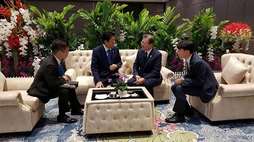 Cuộc gặp giữa 2 nhà lãnh đạo Nhật Bản và Hàn Quốc. (Ảnh: Reuters)