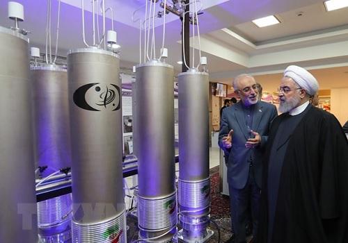 Người đứng đầu Tổ chức Năng lượng nguyên tử Iran (AEOI) Ali Akbar Salehi (trái) báo cáo với Tổng thống Iran Hassan Rouhani tại một triển lãm nhân Ngày công nghệ hạt nhân ở Tehran ngày 9/4/2019. (Ảnh: AFP/TTXVN)