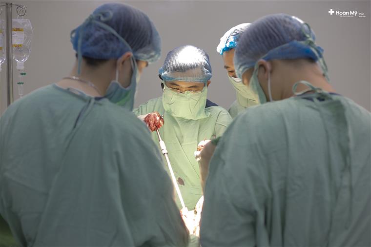 Các bác sĩ Bệnh viện Quốc tế Vinh đã tiến hành phẩu thật thành công bệnh nhân bị trật khớp háng bẩm sinh hơn 30 năm trước