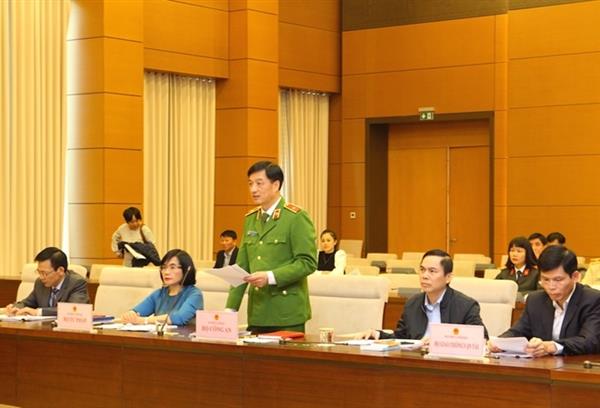  Thứ trưởng Nguyễn Duy Ngọc trình bày báo cáo tại phiên giải trình