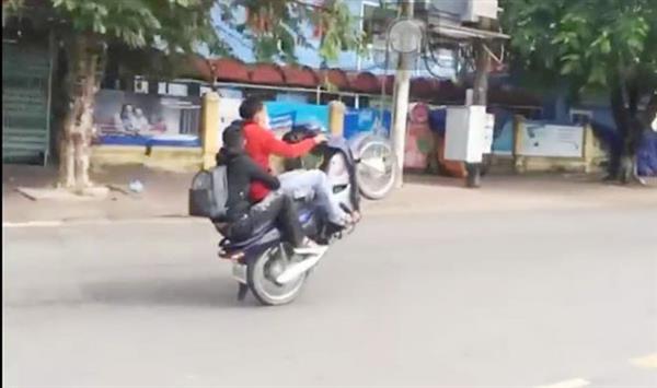 Hình ảnh Nguyễn Trung T điều khiển xe máy chở bạn đăng tải trên facebook.