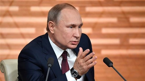 Tổng thống Nga Vladimir Putin trả lời các câu hỏi của phóng viên tại cuộc họp báo. (Ảnh: AFP)