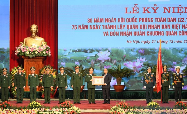 Thủ tướng Chính phủ Nguyễn Xuân Phúc trao Huân chương Quân công hạng Nhất cho Quân đội nhân dân Việt Nam.