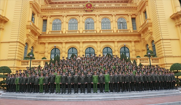 Bộ trưởng Tô Lâm cùng các đại biểu chụp ảnh lưu niệm tại Phủ Chủ tịch. 