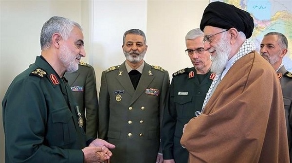 Thiếu tướng Qassem Soleimani (trái) trong một lần gặp gỡ  Lãnh đạo Cách mạng Hồi giáo Iran Ayatollah Seyyed Ali Khamenei. (Ảnh: PressTV) 
