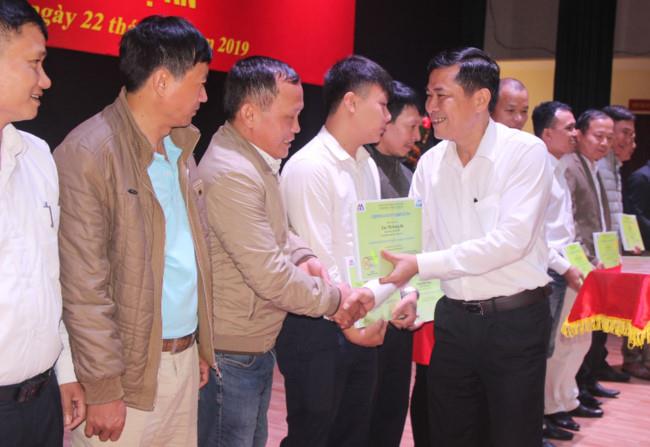 Ông Thái Văn Thành, Giám đốc Sở GD&ĐT trao chứng chỉ khóa bồi dưỡng năng lực sư phạm cho giáo viên Tiếng Anh phổ thông