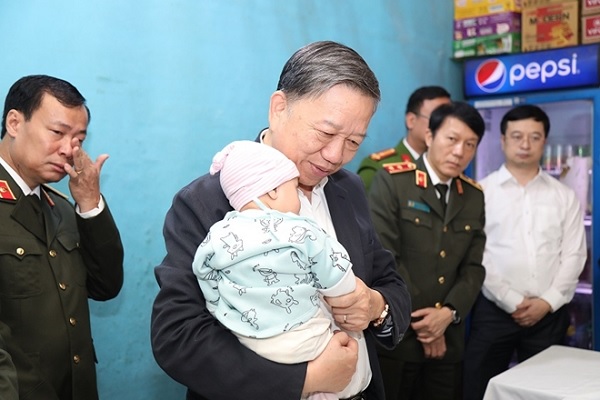 Bộ trưởng thăm gia đình Trung úy Phạm Công Huy.