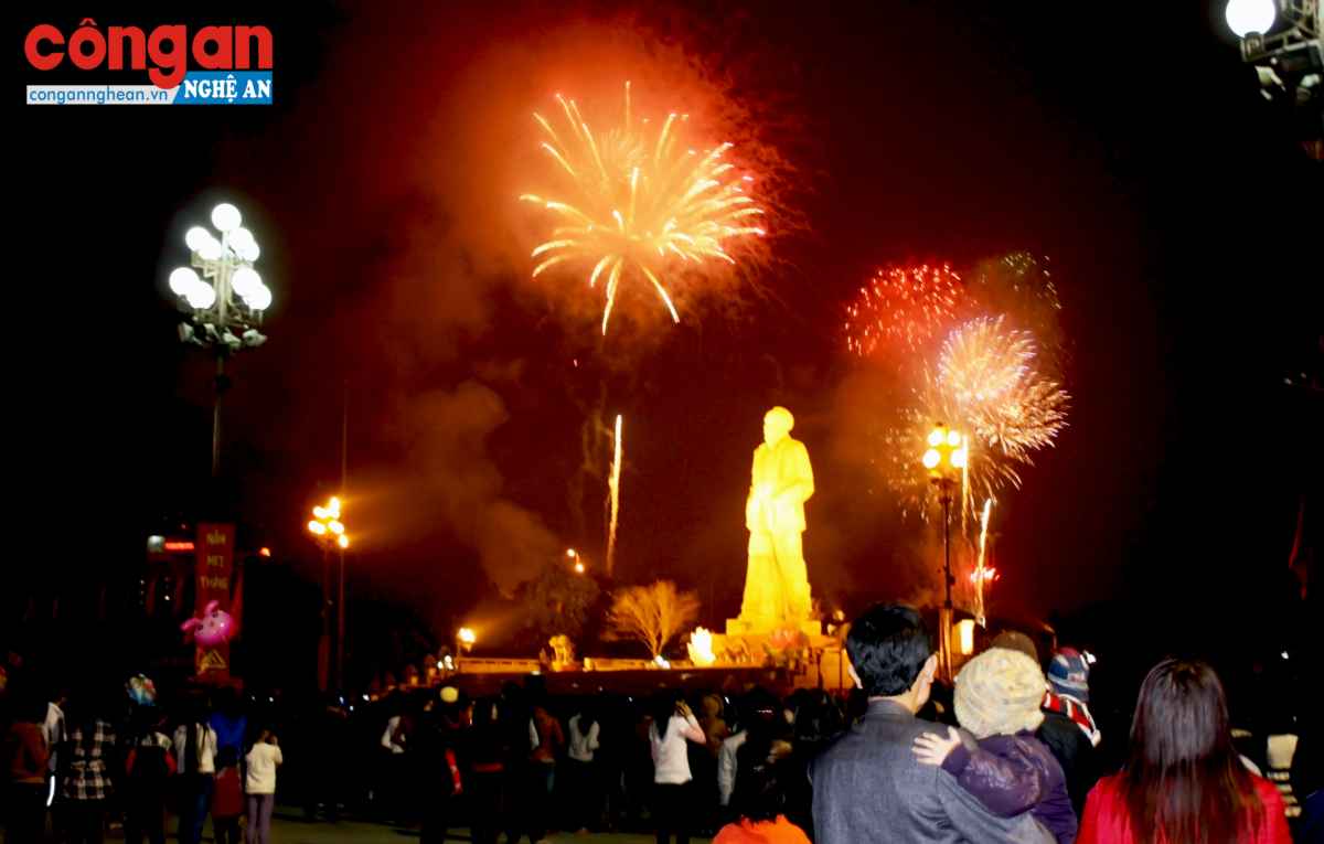 Người dân TP Vinh ngắm pháo hoa đêm giao thừa tại Quảng trường Hồ Chí Minh. Ảnh: Bình Minh