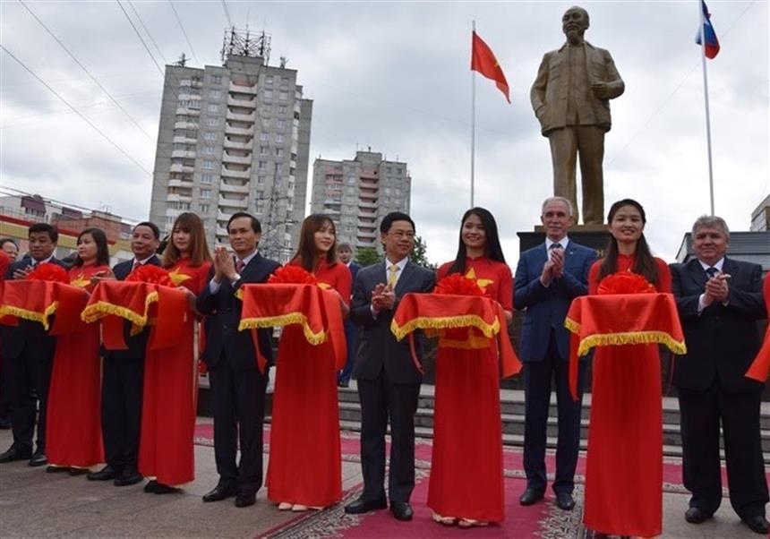 Lễ cắt băng khánh thành Tượng đài Hồ Chí Minh tại tỉnh U-li-a-nốp