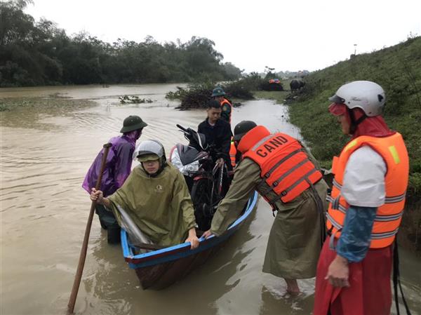 Công an huyện Hưng Nguyên: Huy động tối đa lực lượng, phương tiện cứu hộ, cứu nạn nhân dân