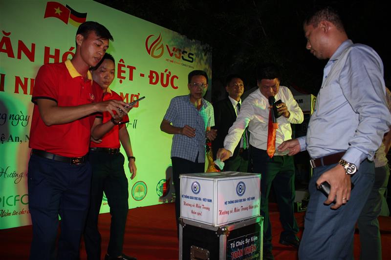 Trong buổi lễ hệ hống giáo dục IBA Việt Nam đã tổ chức quyên góp, ủng hộ đồng bào miền Trung gặp lũ lụt vừa qua