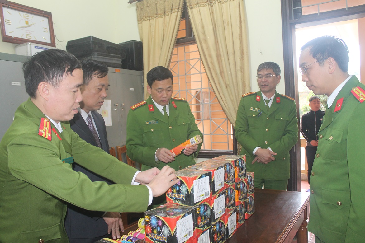 Quỳnh Lưu: Triệt xóa đường dây mua bán pháo nổ từ Lào về Nghệ An, thu giữ 2 tạ pháo nổ