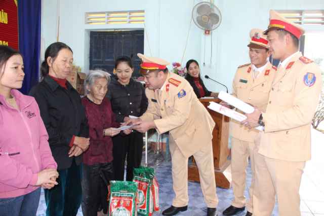 Trạm CSGT Diễn Châu trao tặng quà Tết cho người nghèo