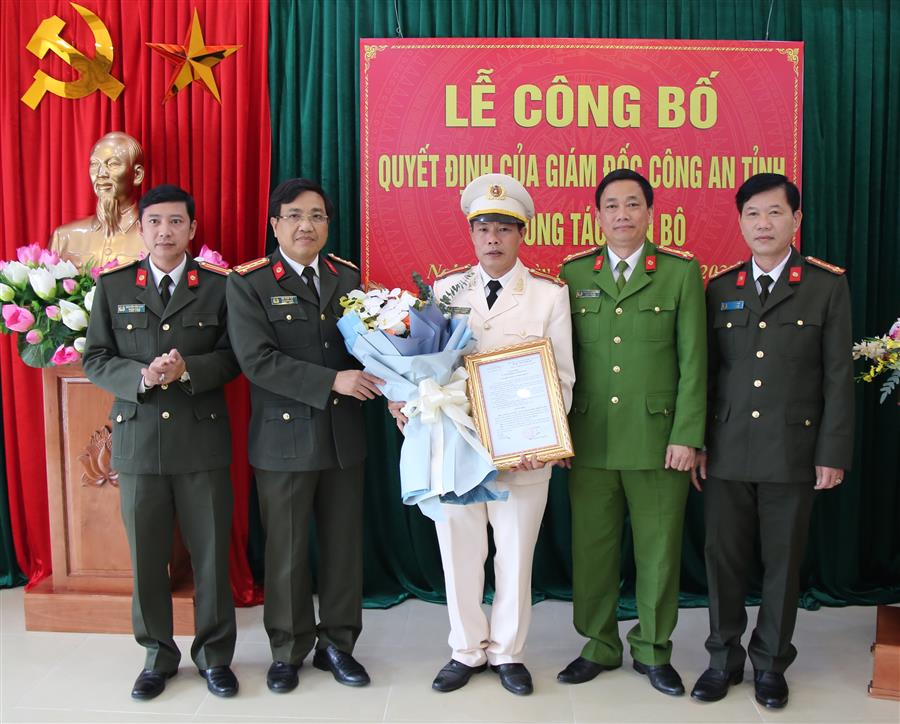 Các đồng chí trong Ban Thường vụ Đảng ủy Công an tỉnh chúc mừng đồng chí Trung tá Nguyễn Văn Mậu