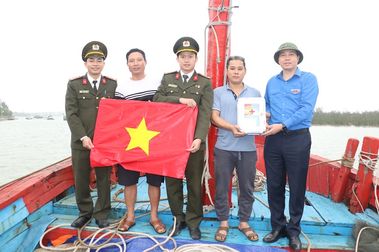 Trao cờ Tổ quốc cho ngư dân giáo xứ Trang Cảnh, xã Nghi Xuân, huyện Nghi Lộc