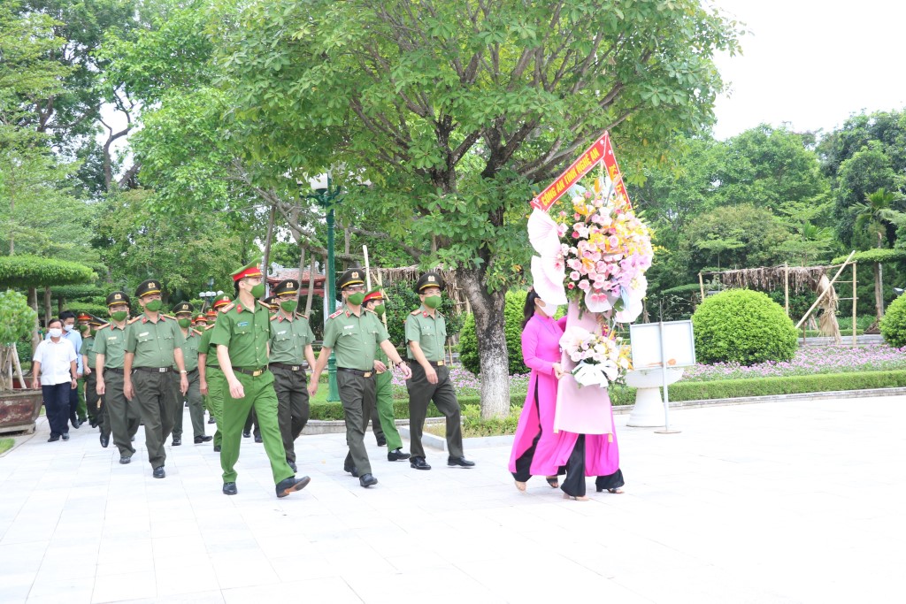 Công an Nghệ An dâng hương, dâng hoa lên Anh linh Chủ tịch Hồ Chí Minh tại Khu di lích Kim Liên, Nam Đàn
