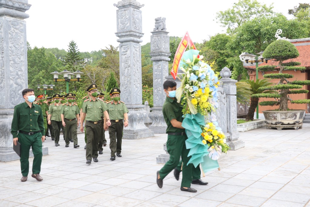 Dâng hương, dâng hoa tưởng niệm 1.240 anh hùng liệt sỹ tại Khu di tích lịch sử quốc gia Truông Bồn
