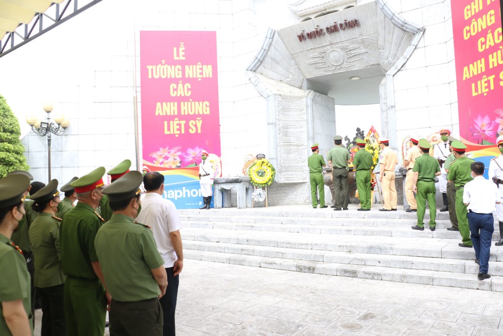 Dâng hương tưởng niệm anh linh 11.000 liệt sỹ tại Nghĩa trang quốc tế Việt – Lào