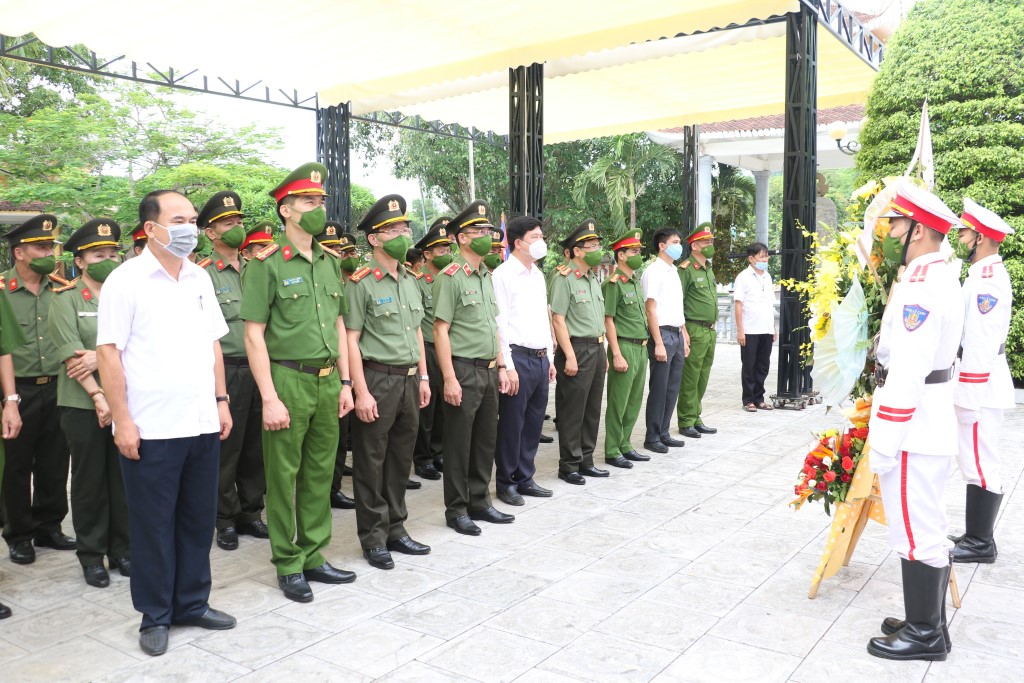 Dâng hoa, dâng hương tại Nghĩa trang quốc tế Việt - Lào