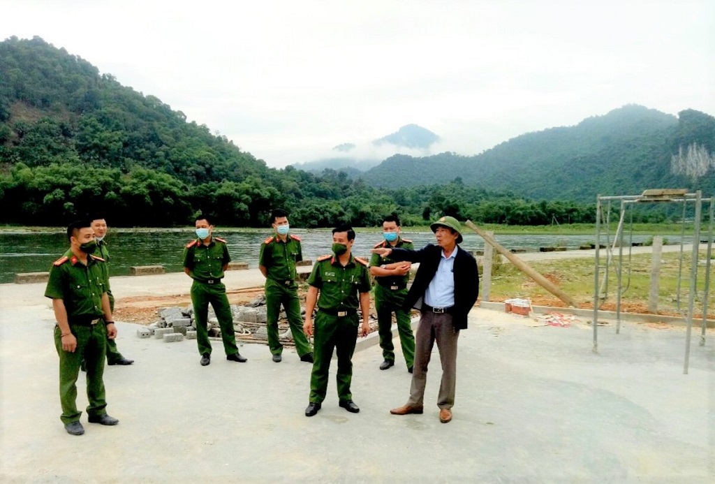 Công an huyện Con Cuông và chính quyền xã Môn Sơn phối hợp xây dựng mô hình cải cách hành chính Công an xã Môn Sơn với kinh phí 5 triệu đồng