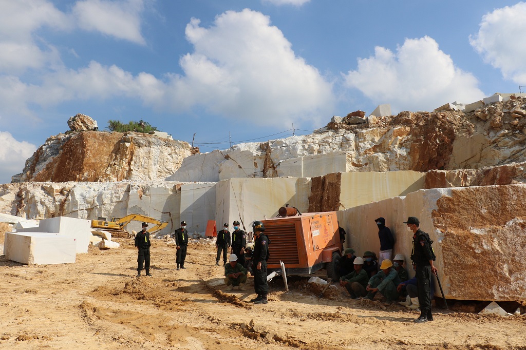 Hiện trường vụ khai thác đá ở khu vực núi Phá Cụm, xóm Kèn, xã Châu Lộc, huyện Quỳ Hợp