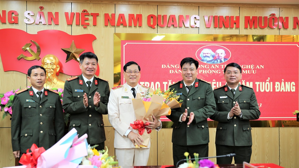 Các đồng chí Ban chấp hành Đảng bộ Phòng Tham mưu, đại diện các đảng bộ, chi bộ trong khối Xây dựng lực lượng tặng hoa chúc mừng đồng chí Thiếu tướng Nguyễn Hữu Cầu