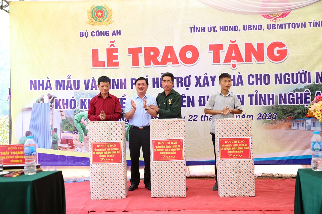 Đồng chí Bí thư Tỉnh ủy Thái Thanh Quý tặng quà cho các hộ gia đình được hỗ trợ nhà
