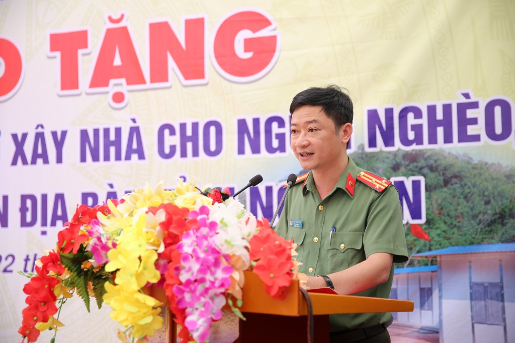 Đồng chí Thượng tá Trần Ngọc Tuấn - Phó Giám đốc Công an tỉnh báo cáo tóm tắt quá trình xây dựng nhà cho người nghèo, người khó khăn