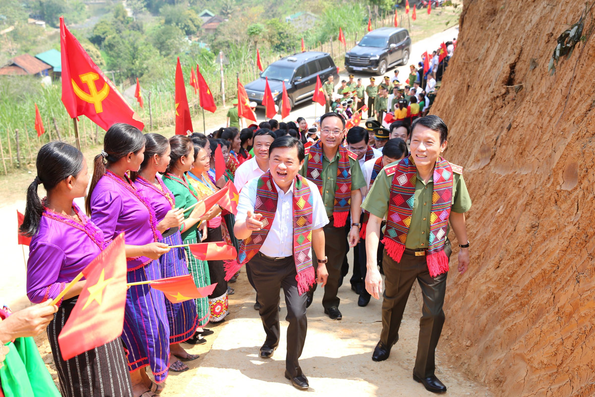 Các đồng chí lãnh đạo Bộ Công an và tỉnh Nghệ An về chung vui với bà con Nhân dân xã Tam Hợp