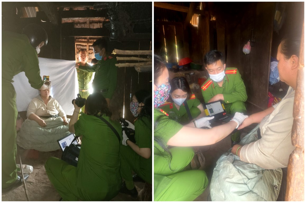 Tổ công tác làm CCCD tại nhà một người dân hạn chế trong vận động tại xã Keng Đu – xã biên giới xa nhất của huyện Kỳ Sơn