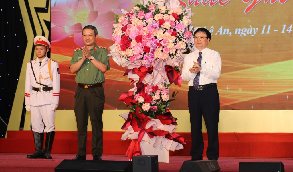 Phó Chủ tịch UBND tỉnh Bùi Đình Long tặng hoa chúc mừng Ban Tổ chức Liên hoan