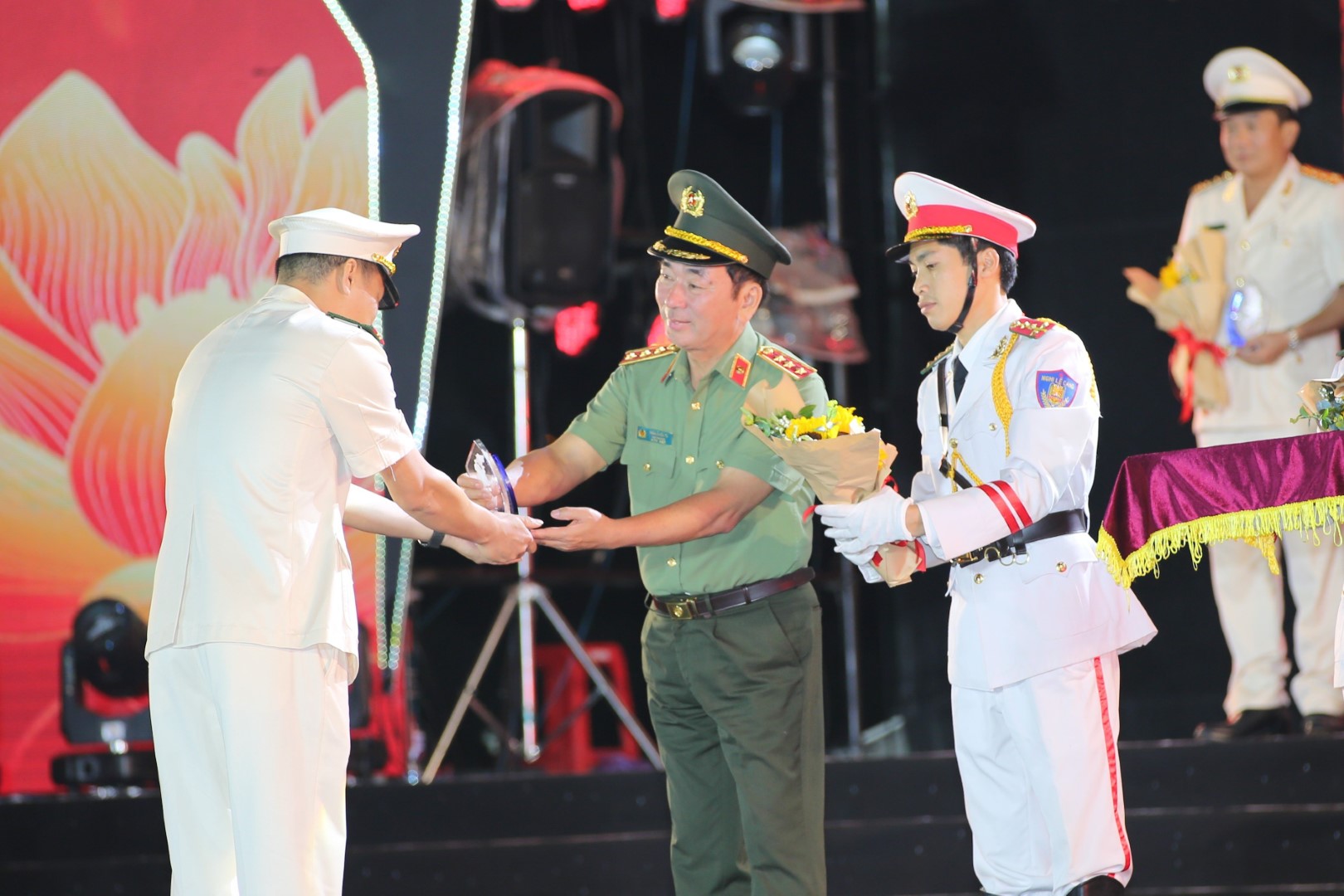 Thượng tướng Trần Quốc Tỏ, Thứ trưởng Bộ Công an trao Kỷ niệm chương tặng 75 gương điển hình tiên tiến Công an nhân dân học tập, làm theo 6 điều Bác Hồ dạy