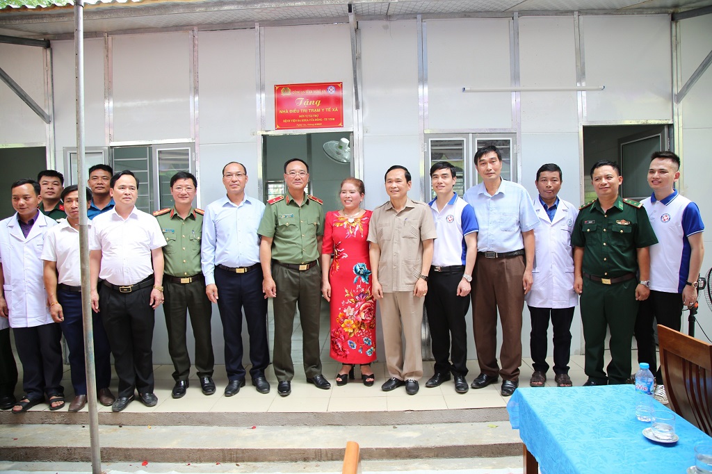 Các đại biểu chụp ảnh lưu niệm tại nhà điều trị Trạm y tế xã Mường Ải, huyện Kỳ Sơn