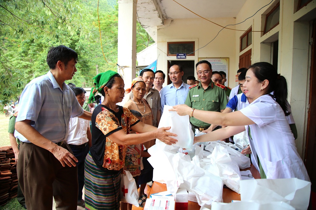 Công an Nghệ An tổ chức khám bệnh và cấp phát thuốc miễn phí cho người dân nghèo xã Mường Ải, huyện Kỳ Sơn