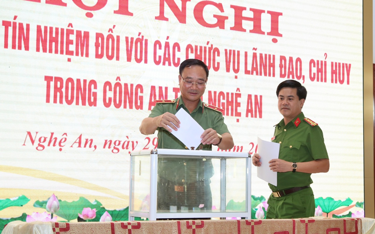   Đồng chí Thiếu tướng Phạm Thế Tùng, Giám đốc Công an tỉnh bỏ phiếu tín nhiệm đối với các chức vụ lãnh đạo, chỉ huy trong Công an Nghệ An