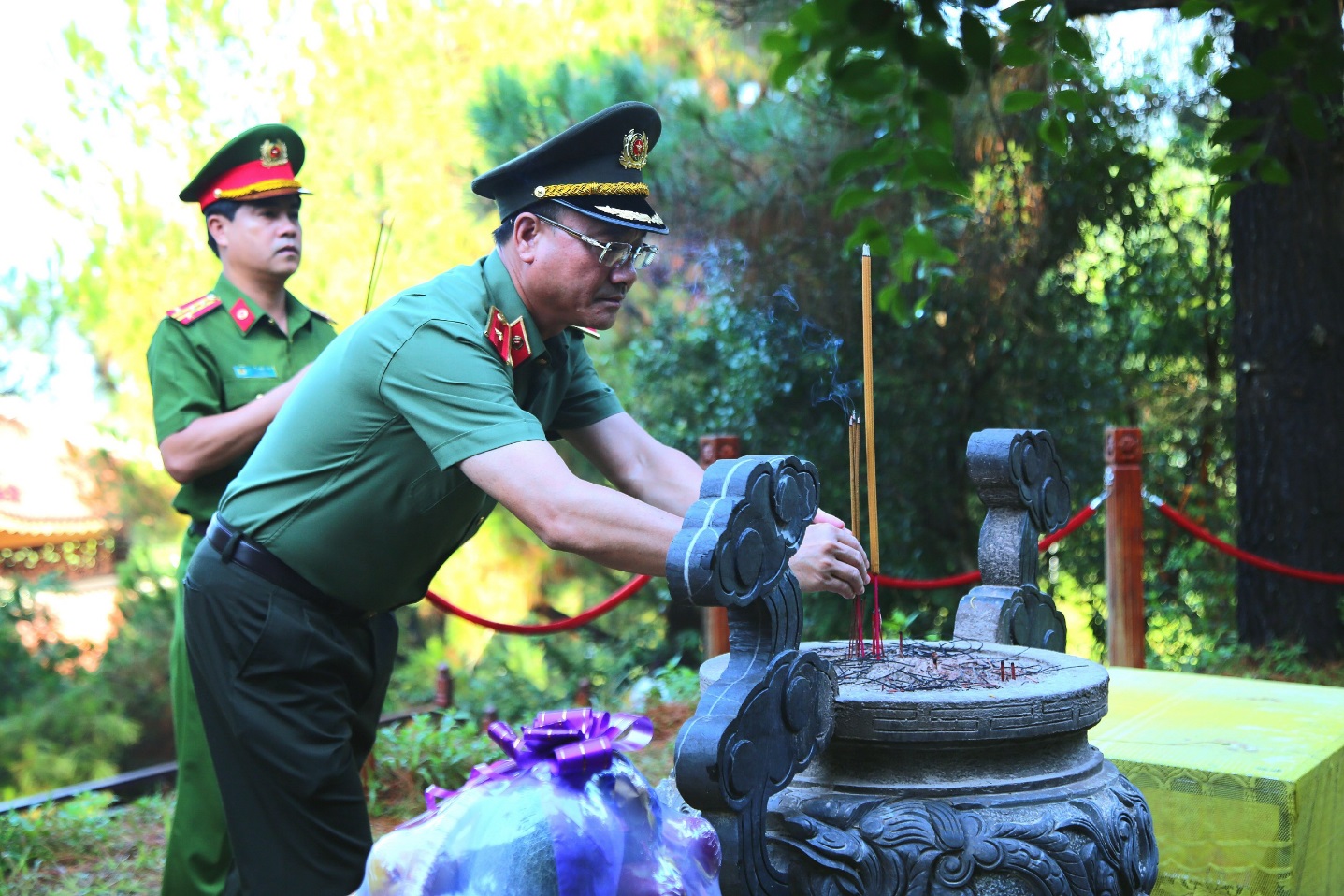 Đồng chí Thiếu tướng Phạm Thế Tùng, Giám đốc Công an tỉnh dâng hương tưởng niệm Đại tướng Võ Nguyên Giáp