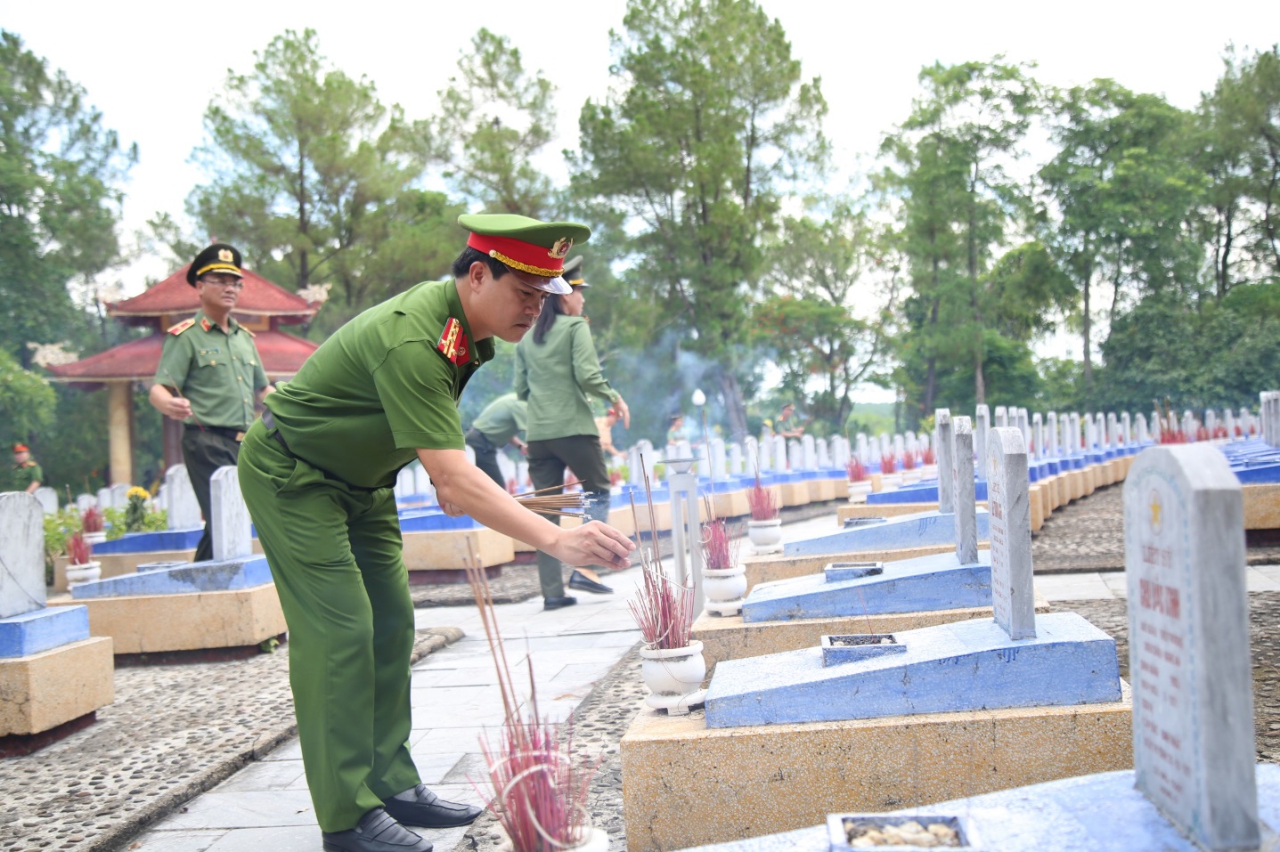 Đồng chí Đại tá Nguyễn Đức Hải, Phó Giám đốc Công an tỉnh dâng hương tại phâng mộ các anh hùng liệt sỹ