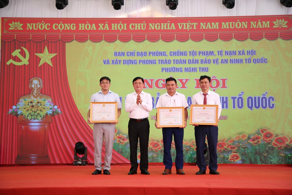 Bí thư Tỉnh ủy Thái Thanh Quý trao bằng khe của tỉnh Nghệ An cho Đảng bộ và nhân dân các phường: Nghi Thu, Nghi Hòa, Nghi Thủy (thị xã Cửa Lò)