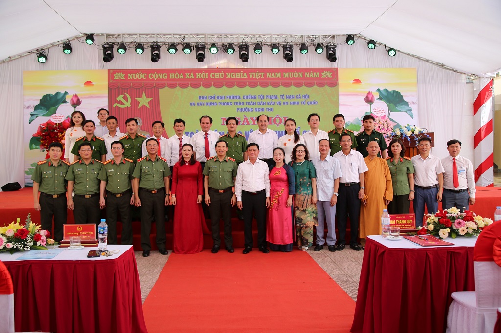 Các đồng chí lãnh đạo Bộ Công an, tỉnh Nghệ An chụp ảnh lưu niệm với lãnh đạo, người dân thị xã Cửa Lò, phường Nghi Thu
