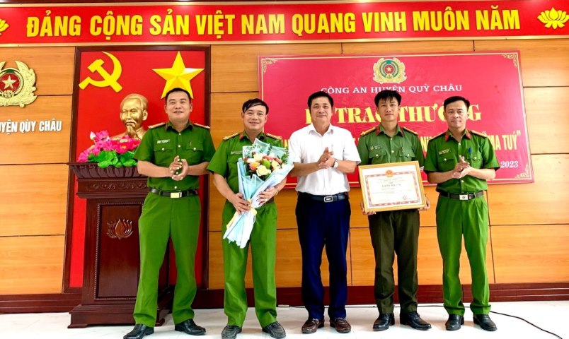 Lãnh đạo huyện Quỳ Châu thăm hỏi động viên đồng chí Moong Văn Tân và khen thưởng ban chuyên án
