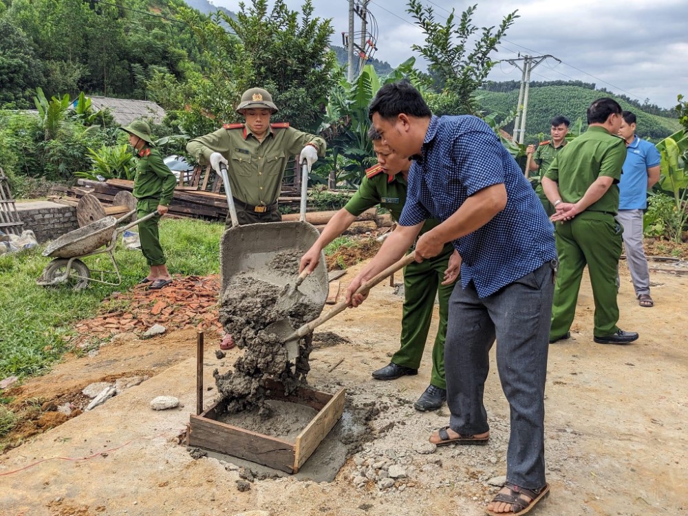 Lực lượng Công an huyện Quỳ Châu cùng các đơn vị và Nhân dân đang hoàn thiện móng nhà cho các hộ gia đình