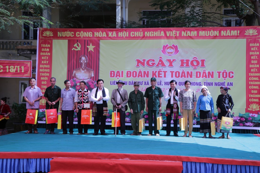 Đồng chí Nguyễn Xuân Thắng và đồng chí Thái Thanh Quý trao quà đến 10 hộ gia đình chính sách, người có uy tín tiêu biểu trên địa bàn