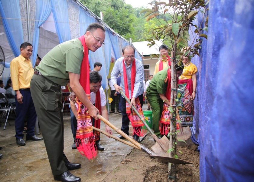 Đoàn công tác đã trồng cây lưu niệm tại Nhà văn hóa bản Piêng Phô, xã Phà Đánh