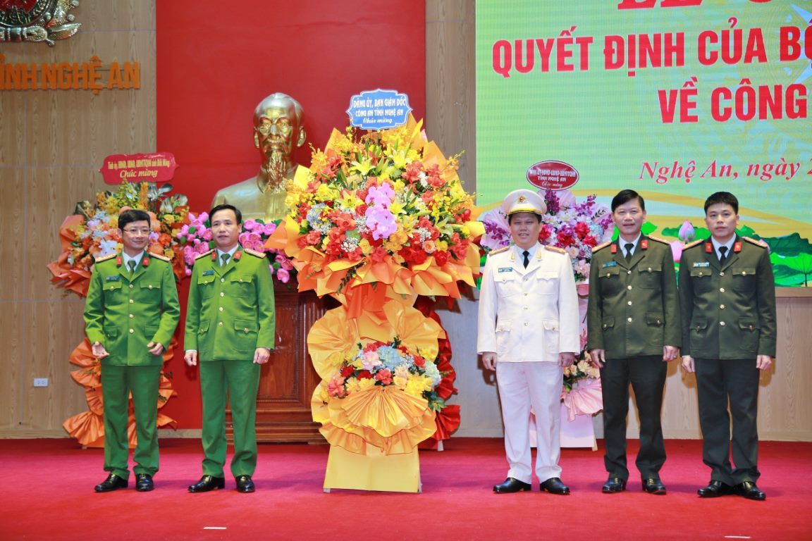 Lãnh đạo Công an tỉnh Nghệ An tặng hoa chúc mừng đồng chí Đại tá Bùi Quang Thanh
